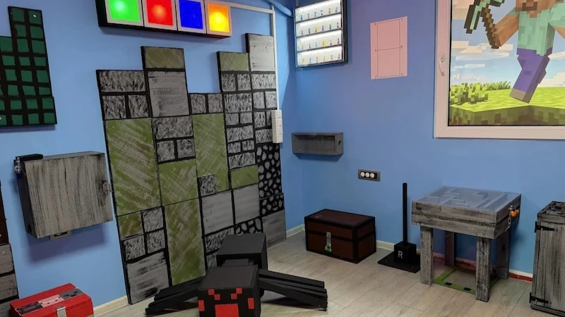Minecraft karakter napravljen od stiropora, pored njega drveni blokovi, TNT kutuija, šarena svetla i tematska grafika na prozoru.
