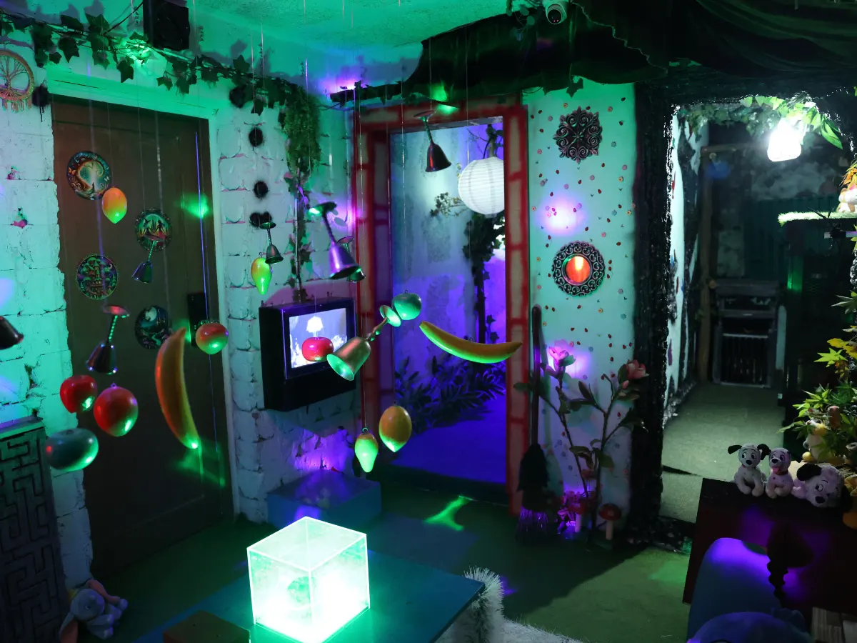 Bajka escape room sa visećim voćem, svetlećom kockom i zelenim i ljubičastim osvetljenjem