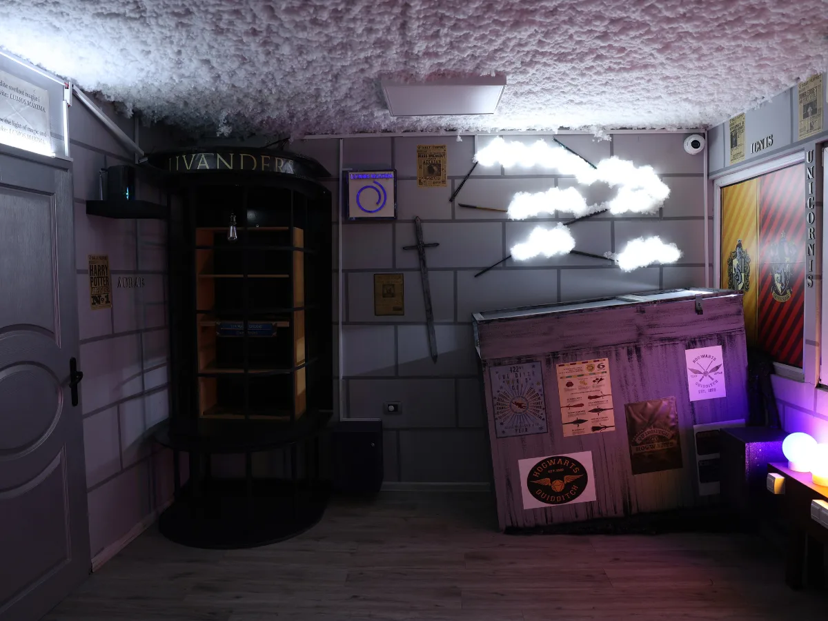 Hari Poter escape room sa svetlećim oblacima na plafonu, metlama i plakatima Hogvortsa