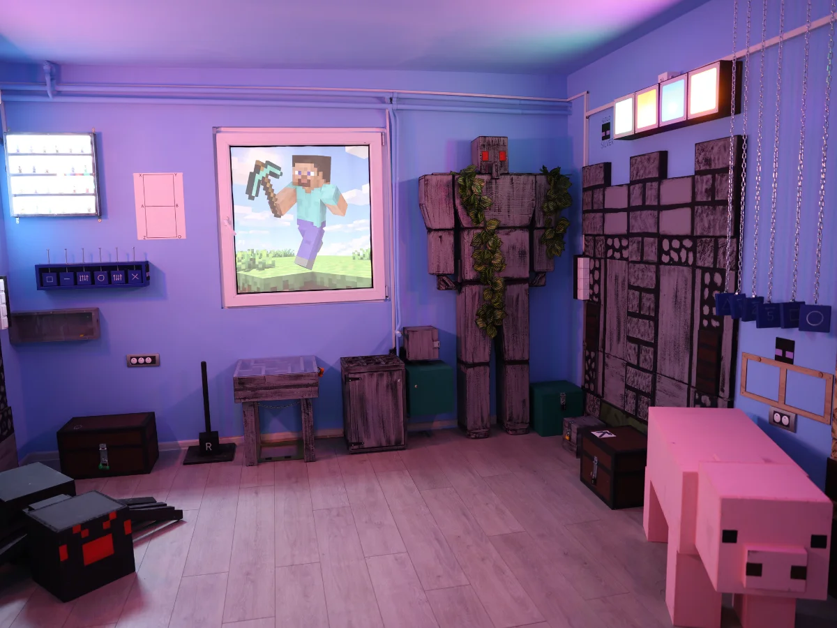 Majnkraft escape room sa figurama gvozdenog golema i kockaste svinje i slikom Stiva na zidu