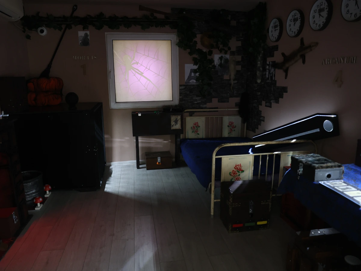 Escape room Veštica sa starinskim krevetom, osvetljenom paukovom mrežom i nizom satova na zidu